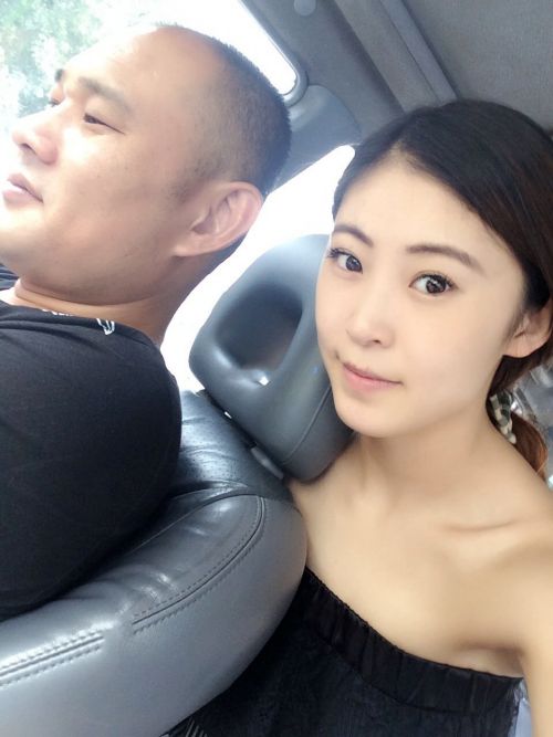 [MP4/514MB]某网站流出-高颜值漂亮美女小三和中年男外地旅游酒店激情啪啪自拍视频分手后流出,美女看着斯文床上真野!-老宋小屋