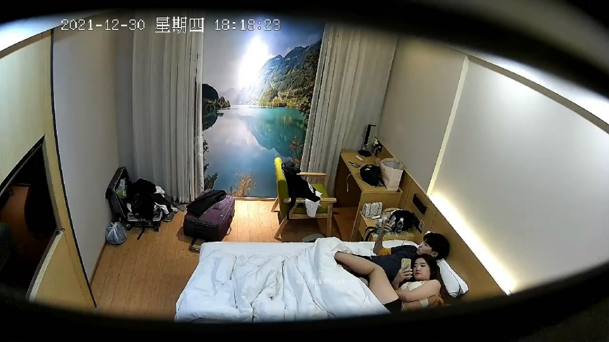 图片[1]-最新酒店安防新台学生情侣酒店开房打游戏操逼瘦小伙战斗力不行白瞎了如此丰满可爱的姑娘-老宋小屋