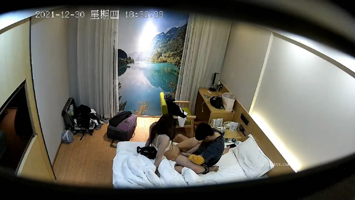 图片[3]-最新酒店安防新台学生情侣酒店开房打游戏操逼瘦小伙战斗力不行白瞎了如此丰满可爱的姑娘-老宋小屋