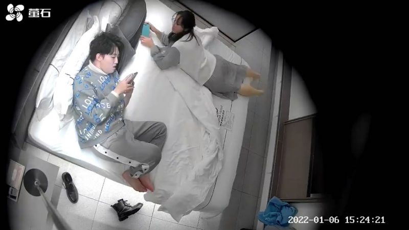 最新流出萤石云酒店摄像头高清偷拍考完试放寒假了班里最帅那个仔和女学霸开房庆祝-老宋小屋