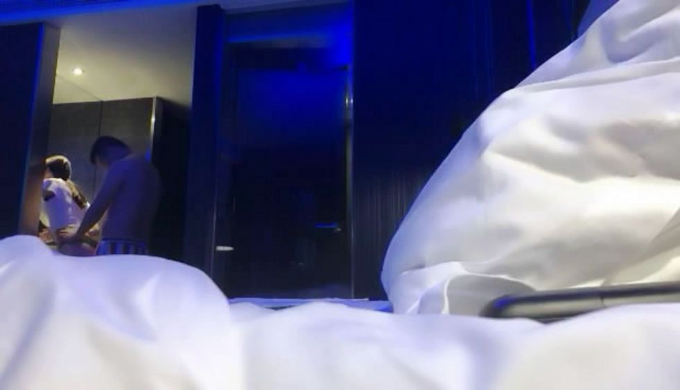 图片[2]-车展上认识的性感站台美女嫩模私下谈好价钱约到酒店卫生间洗手时男的迫不及待去干她又到床上脱光操国语!-老宋小屋