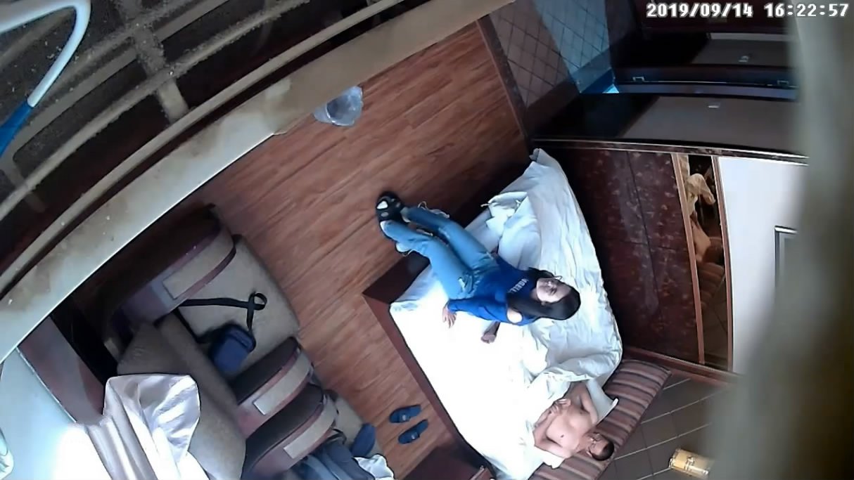 图片[4]-九月新流出酒店偷放摄像头偷拍两对情侣开房啪啪后面那眼镜妹身材不错奶子漂亮-老宋小屋