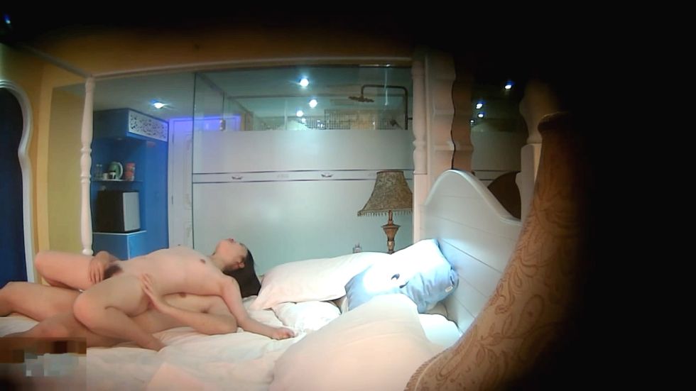 图片[6]-外表清纯漂亮下面却很茂密的大学美女刚进酒店就被中年男强行扯掉短裤先干一炮,洗完澡又被各种猛操,花样真多!-老宋小屋