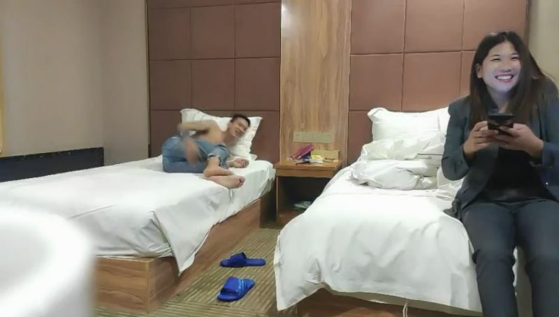 2022-4-24新片速递《小老头良家少妇探花》两个社会小哥酒店约炮工厂少妇3P-老宋小屋