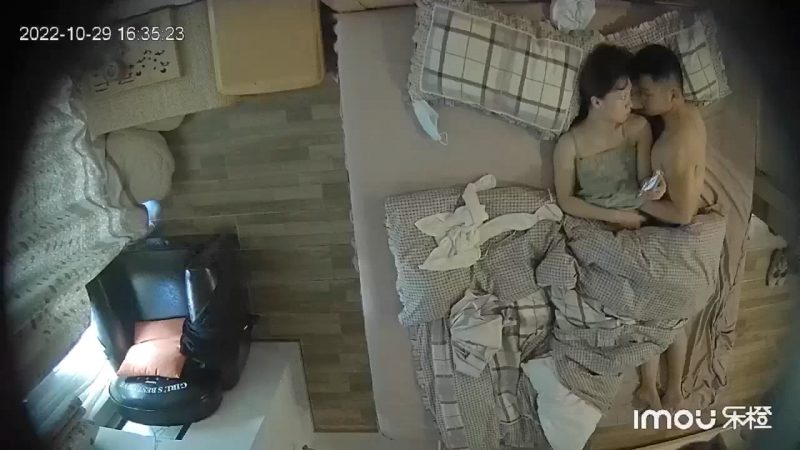 2022-10-29酒店偷拍腼腆小美女被男友后入搞的呻吟尖叫不断-老宋小屋