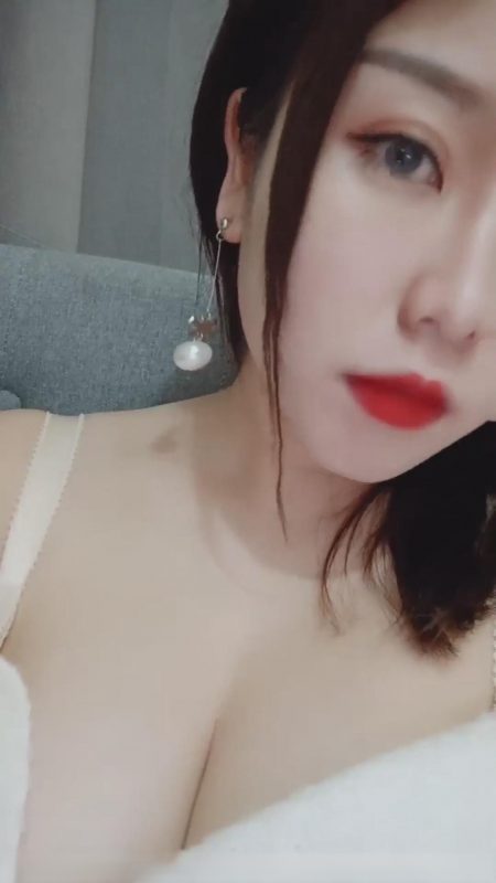 丰乳肥臀美少妇和干儿子在酒店偷偷幽会,胸大肤白屁股大,舌吻舔B花样多骚到骨子里-老宋小屋