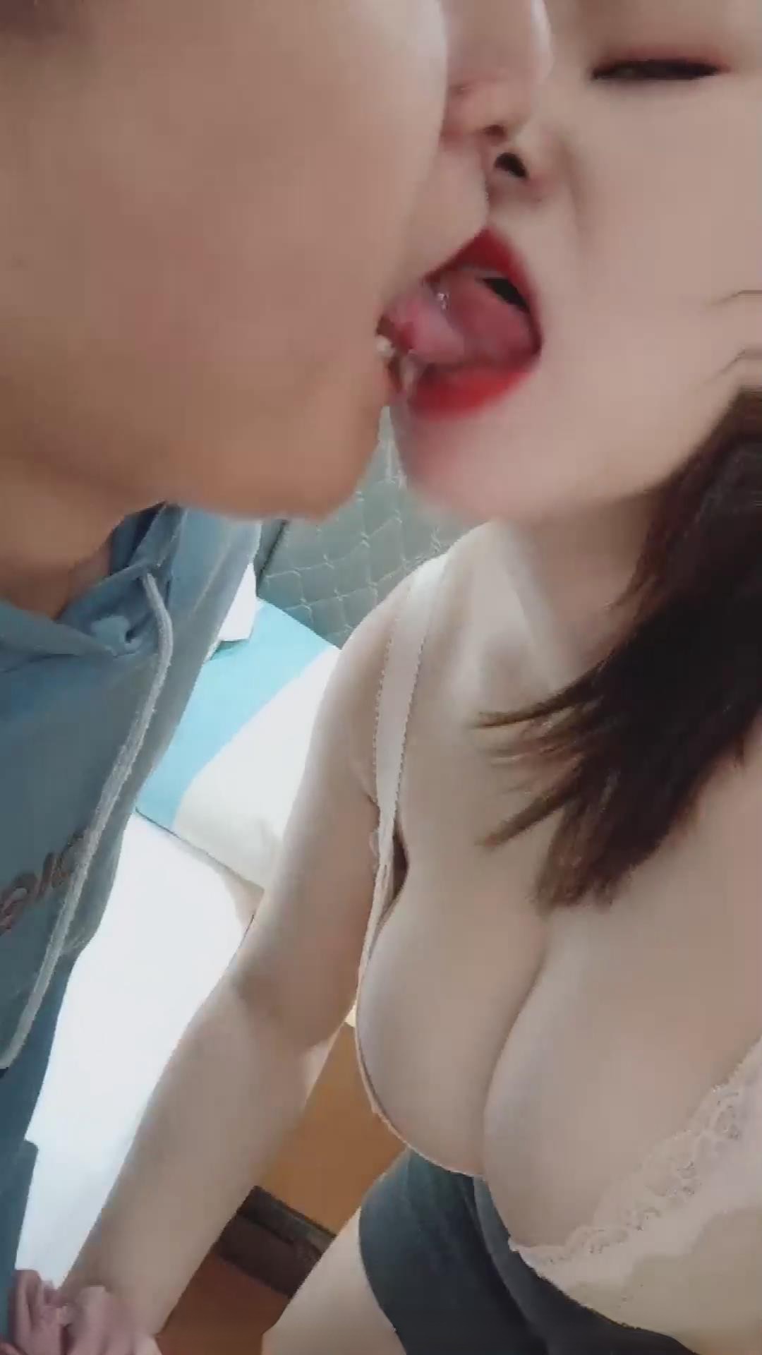 图片[3]-丰乳肥臀美少妇和干儿子在酒店偷偷幽会,胸大肤白屁股大,舌吻舔B花样多骚到骨子里-老宋小屋