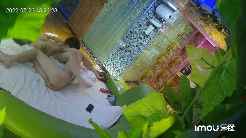 2022-7-26酒店偷拍大学生情侣做爱，骚货很会口，女上位奶子乱晃高潮起伏-老宋小屋