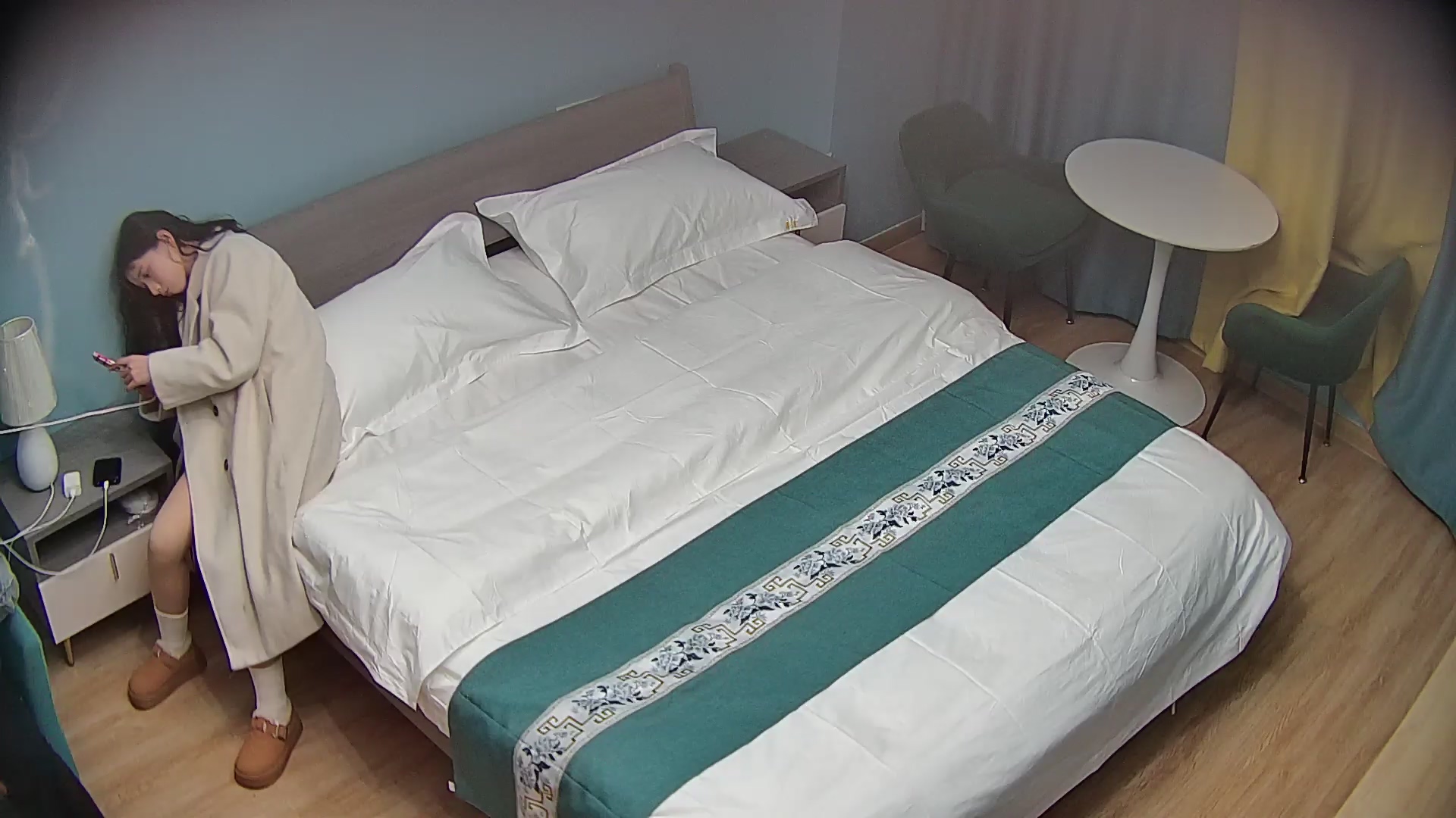 图片[1]-2025-12-12酒店偷拍精品 瓜子脸精致美女被胖男友站桩输出后抱起来操-老宋小屋