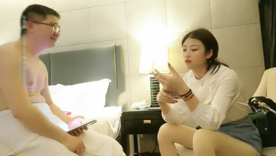 图片[1]-业余探花二狗哥酒店约嫖个2500元颜值还不错的外围女白领虎牙妹观音坐莲搞得她好爽-老宋小屋