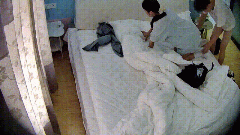 主题酒店 8-21 这两太久时间没见 太饥渴了 衣服都没来得及脱就开始干上了 女友全程乖乖顺从配合 射一肚皮-老宋小屋