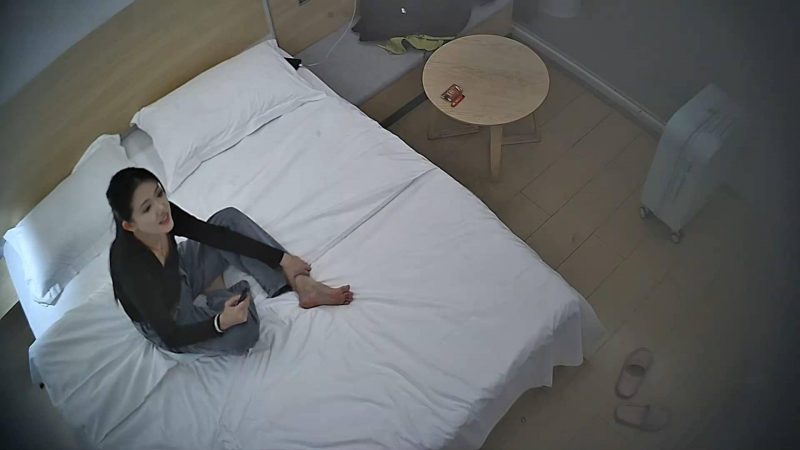 10-29酒店偷拍带着结婚证住宿的新婚夫妻可爱新婚媳妇迫不及待想挨操-老宋小屋