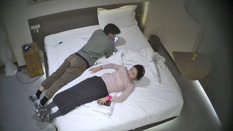 1-9流出酒店偷拍年轻小哥把阴茎插入女友嘴里洗净后对着下体猛烈撞击-老宋小屋