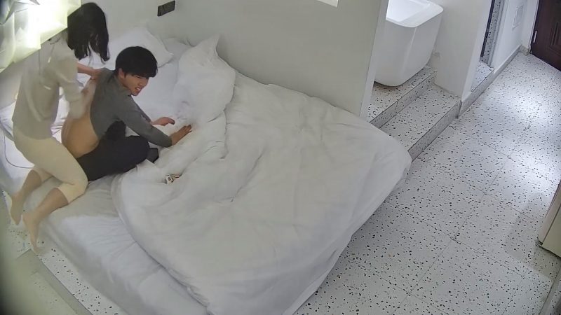 12-31流出酒店偷拍姐弟恋的年轻情侣非常体贴的姐姐啪啪前给小鲜肉男友擦背热身-老宋小屋