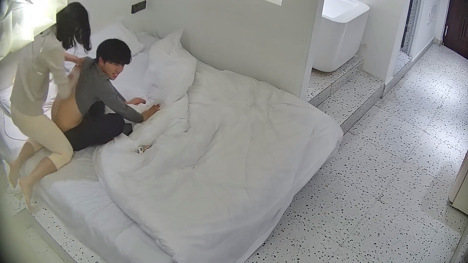 图片[1]-12-31流出酒店偷拍姐弟恋的年轻情侣非常体贴的姐姐啪啪前给小鲜肉男友擦背热身-老宋小屋