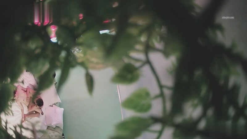 图片[4]-萤石云酒店绿叶房偷拍❤️年轻小伙搞少妇换上情趣内衣黑丝舔逼各样玩弄-老宋小屋