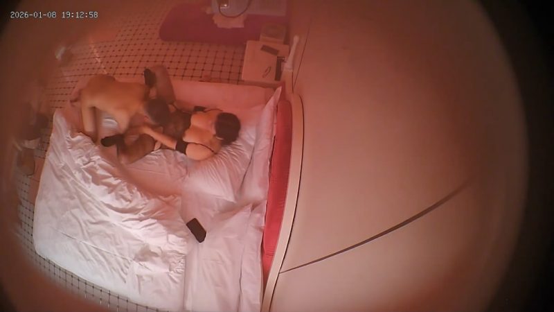 2026-1-8酒店偷拍 圆奶少妇带上两套黑丝配合精壮男的两场啪啪-老宋小屋