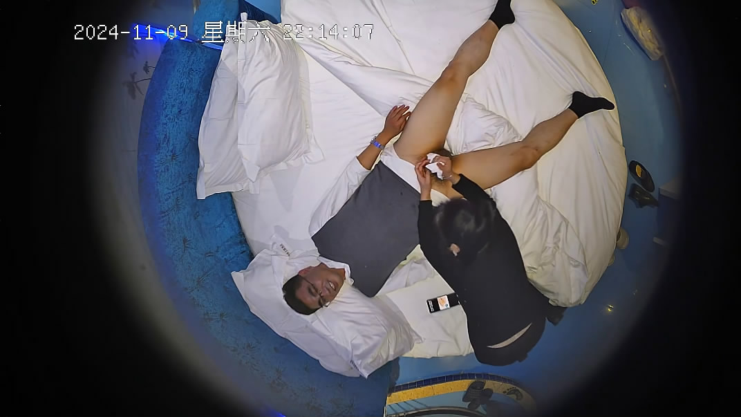 图片[2]-新流出❤️酒店情趣大圆床高清偷拍城建局李处长和少妇女下属开房偷情一边抽烟一边做爱 真是奇葩-老宋小屋