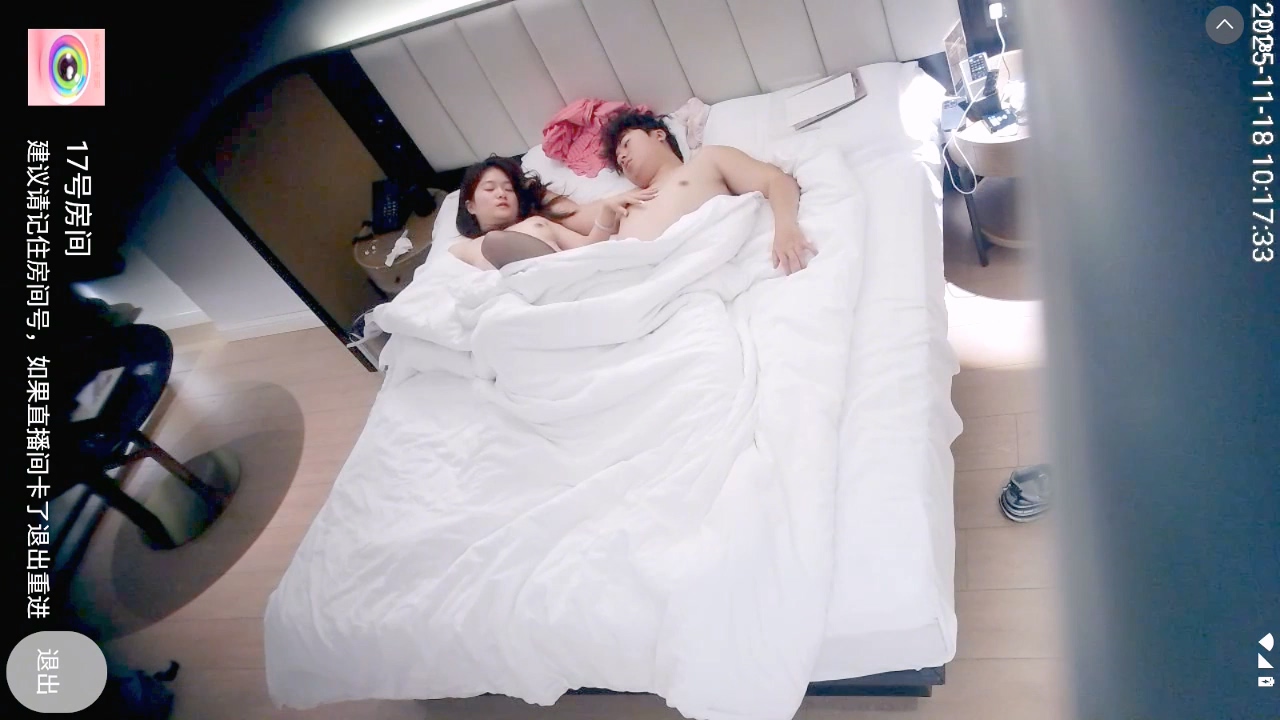 图片[1]-天眼酒店偷拍 17号房两对极品美女和男友开房打飞机爽死男的，裤里丝美女身材极品-老宋小屋