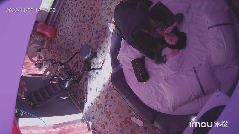 11-5未流出酒店偷拍 很有韵味的四川少妇，做爱时双手双脚绑住，用电动玩具插逼-老宋小屋