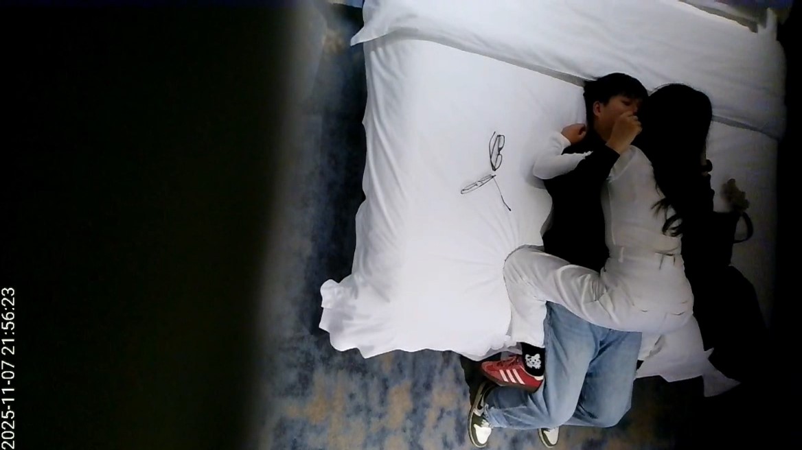 图片[1]-2025-11-7酒店偷拍 斯文妹子和男友开房被操了小穴-老宋小屋