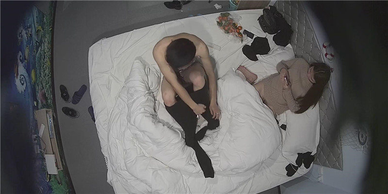 平头小伙酒店约炮身材不错的美女同事❤️干完还要研究一下她的鲍鱼-老宋小屋