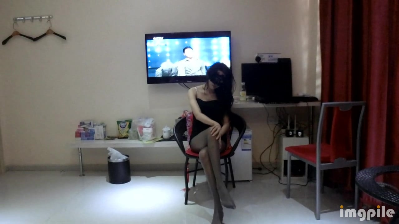 图片[1]-高挑美女酒店里穿上情趣内衣为大神深喉吃屌激情后入啪啪射屁股上-老宋小屋