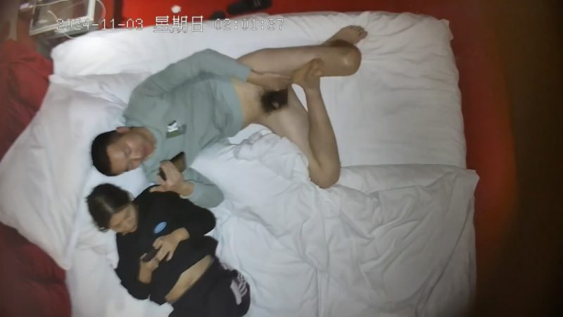 酒店情趣炮房高清偷拍❤️半夜开房偷情的中年男女草完逼叫外卖吃宵夜-老宋小屋