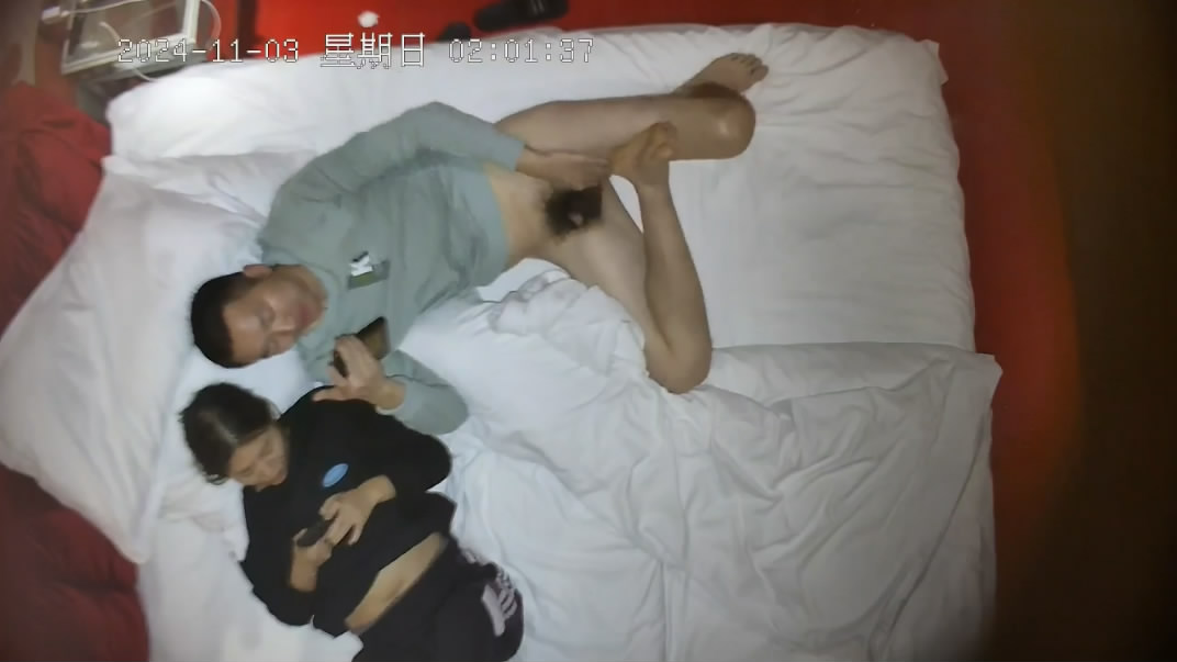 图片[1]-酒店情趣炮房高清偷拍❤️半夜开房偷情的中年男女草完逼叫外卖吃宵夜-老宋小屋