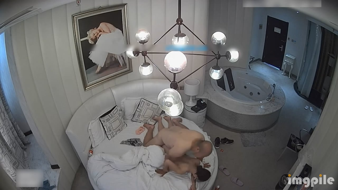 图片[3]-圆床高级酒店偷拍秃顶男搞了个气质性感美女爱不释手抱着就不放手-老宋小屋