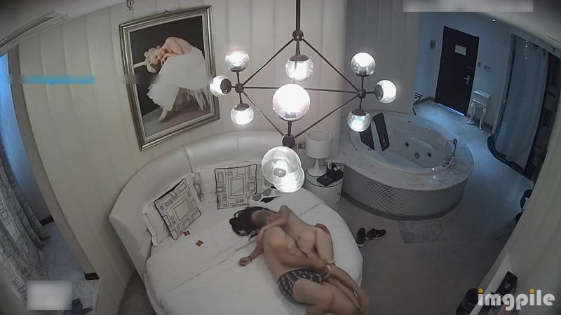 圆床高级酒店偷拍秃顶男搞了个气质性感美女爱不释手抱着就不放手-老宋小屋