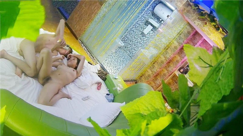 《乐橙云破解》精瘦小伙带着漂亮女友酒店开房❤️吃鲍鱼啪啪连干3炮年轻就是好-老宋小屋