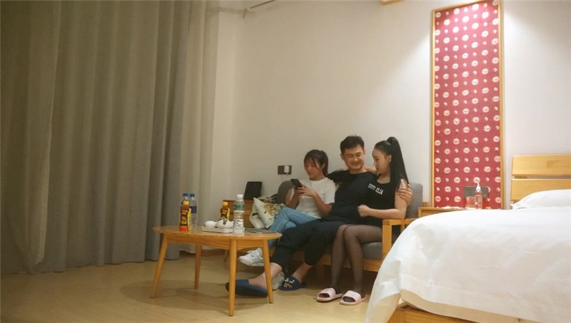 两位大叔带着自己的娇妻酒店玩换妻洗完澡换上黑丝淫乱4P开演-老宋小屋