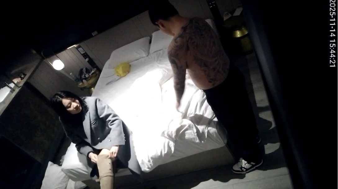 图片[7]-2025-11-13酒店偷拍湖南口音穿丁字裤的美女被纹身男一顿爆日-老宋小屋