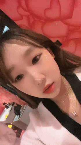 19歲學生妹，【一隻兔叽吖】校花雙女神，酒店開房，全裸沐浴，無套群P 蜜桃臀後入，好緊插得妹妹疼了-老宋小屋