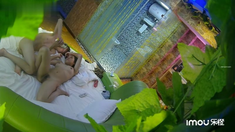 流出乐橙酒店精品绿叶房高清偷拍大学生情侣开房蜜桃臀女友被大屌男友猛力暴插-老宋小屋