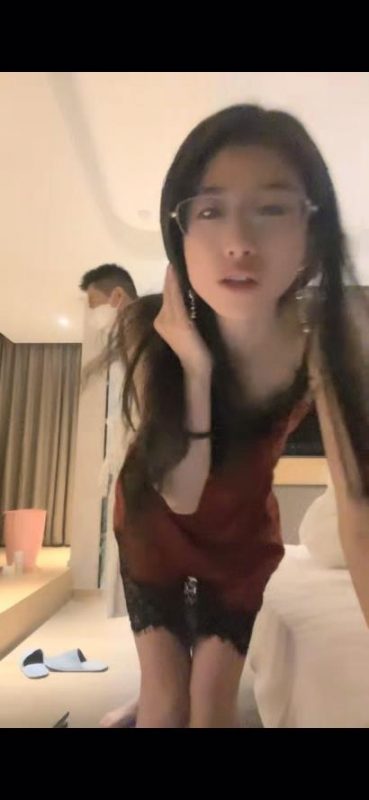 高挑眼镜御姐酒店约个单男手持镜头啪啪做爱拍摄，后入一顿操[MP4/1067MB]-老宋小屋