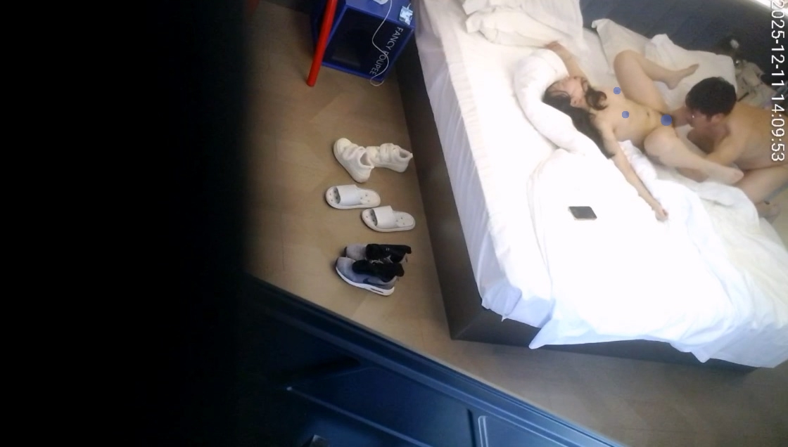 图片[2]-12-30酒店偷拍 笑容甜美爱自拍的气质眼镜妹子被男友射在肚子上睡醒互玩性器官-老宋小屋