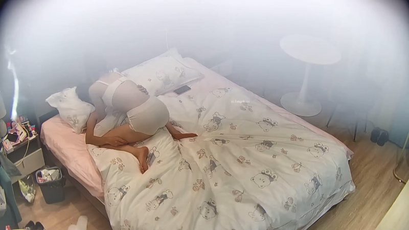 2026-1-1酒店偷拍 凹凸有致的清纯甜妹女孩换上粉粉床单过跨年-老宋小屋