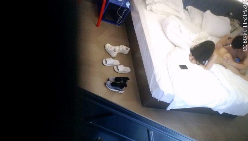 2025-12-11酒店偷拍 jk软妹被男友带到酒店疯狂做爱-老宋小屋