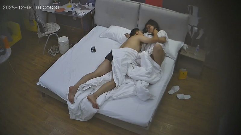 2025-12-4酒店偷拍 长发马尾男友带条纹睡衣肉肉女友酒店开房操-老宋小屋