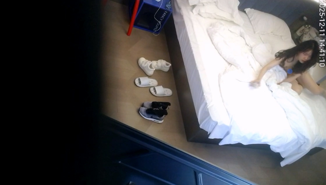 图片[9]-12-30酒店偷拍 笑容甜美爱自拍的气质眼镜妹子被男友射在肚子上睡醒互玩性器官-老宋小屋