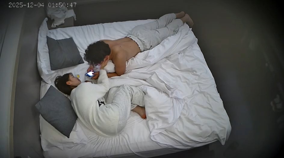 图片[1]-2025-12-4酒店偷拍白内裤白袜子极品女生是男友完美排精器-老宋小屋