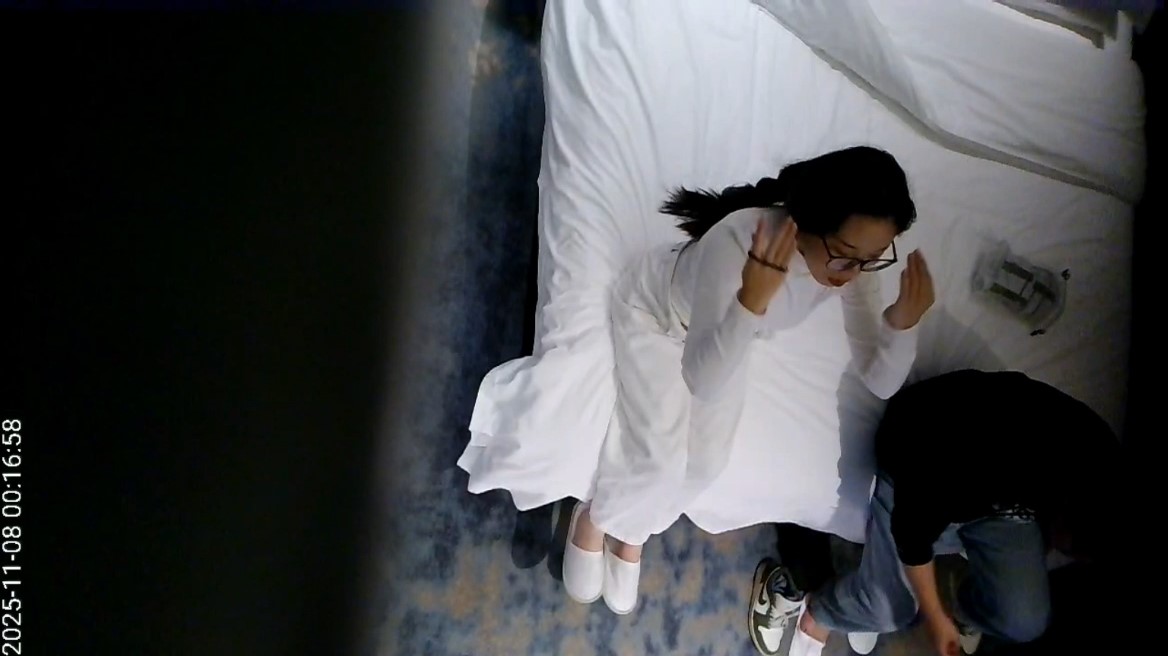 图片[2]-2025-11-7酒店偷拍 斯文妹子和男友开房被操了小穴-老宋小屋