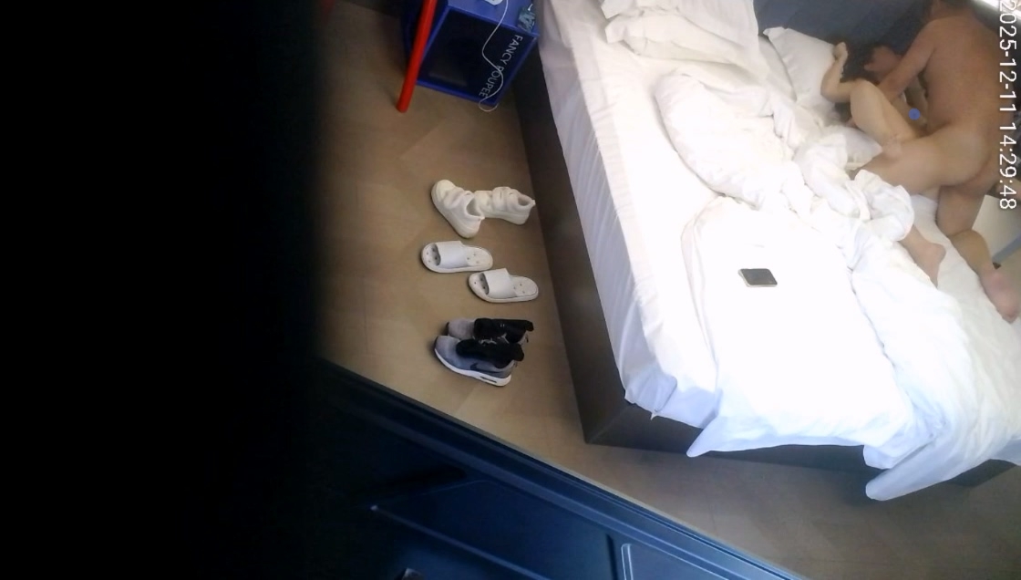 图片[6]-12-30酒店偷拍 笑容甜美爱自拍的气质眼镜妹子被男友射在肚子上睡醒互玩性器官-老宋小屋