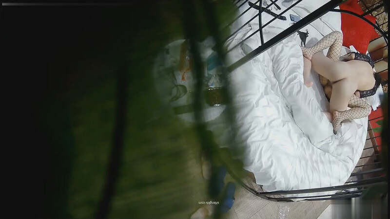 图片[3]-情趣酒店铁笼房高清偷拍❤️口味特别的富二代带了不少装备和女炮友开房把她草到杀猪嚎叫-老宋小屋