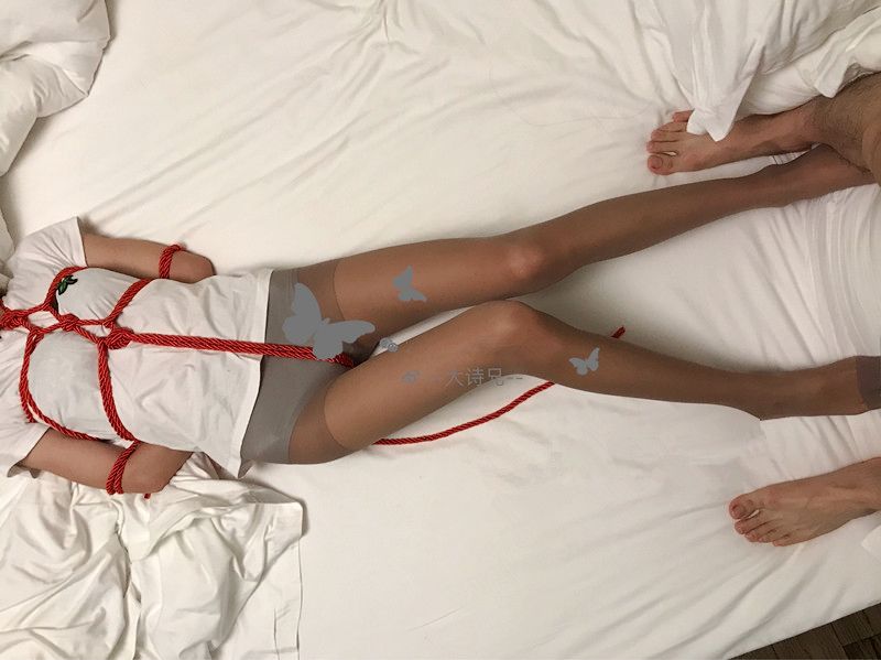 图片[2]-172CM纤细大长腿蜜桃臀性感美女酒店和富二代男友玩虐操绑起来撕破超薄丝袜九浅二深干的美女淫叫不止-老宋小屋