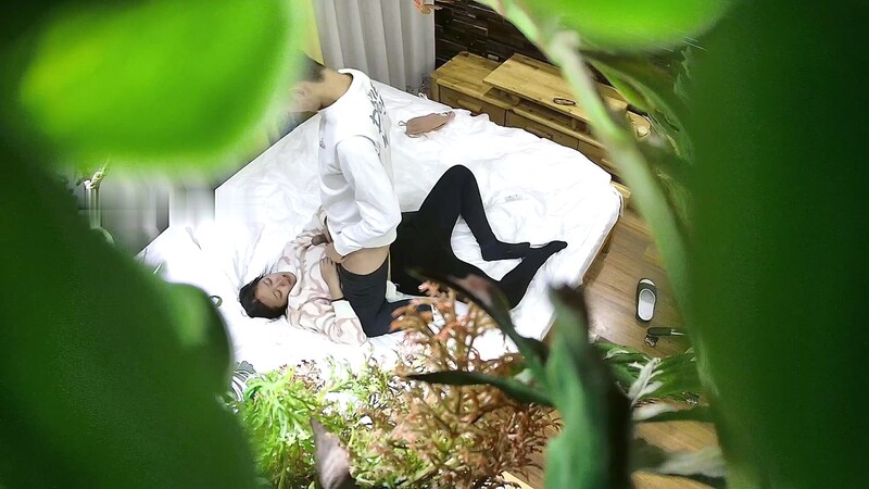 酒店上帝视角真实偸拍年轻学生情侣开房激情造爱美女身材好而且很骚呻吟声销魂还说“好爽好大好深啊”对话清晰-老宋小屋