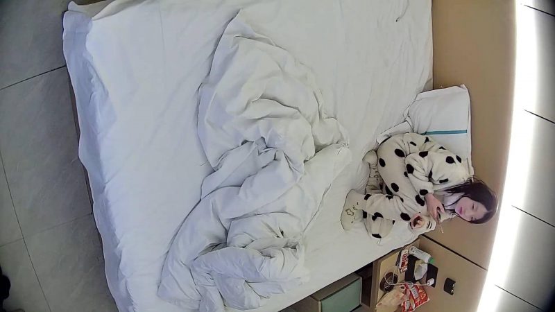 12-13新流出酒店偷拍腰细腿长粉雕玉琢女友上位骑乘姿势超级风骚-老宋小屋