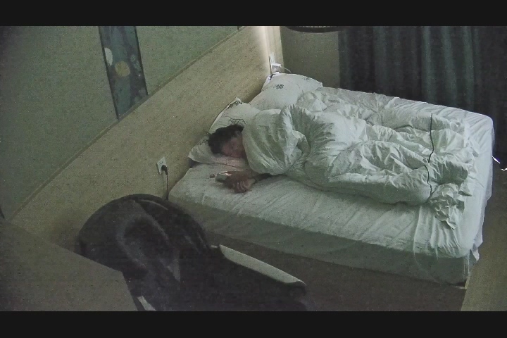 2025-10-18酒店偷拍 大屁股美女苦等男友一夜，早上来了就干一炮，后入太爽了，草完继续睡-老宋小屋